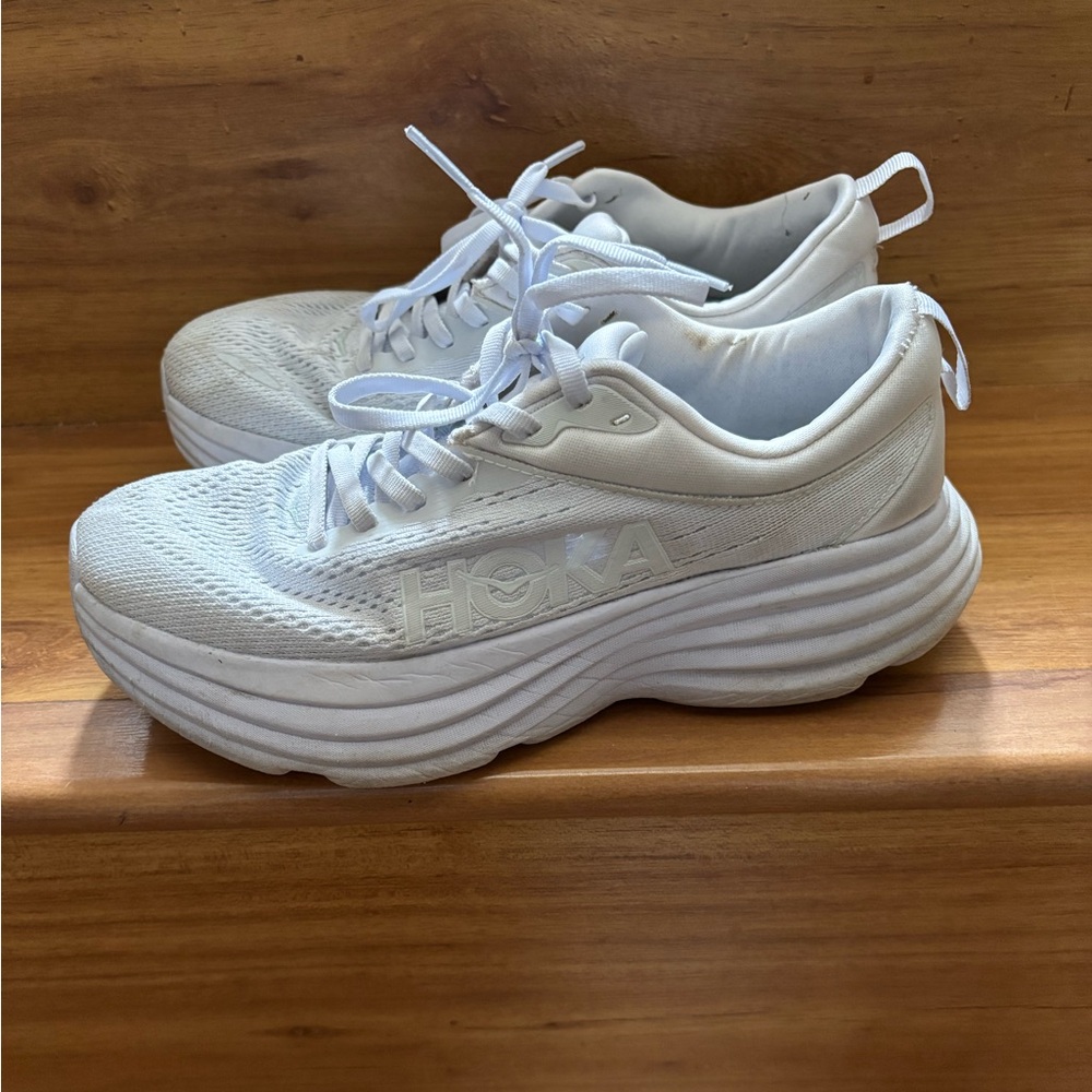 White hoka bondi 8